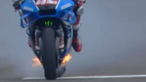 Momento 'escaldante' na Indonésia: Suzuki de Alex Rins incendeia-se e piloto larga a moto na pista