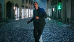 Zlatan Ibrahimovich dança na rua à noite e 'tropeça' em Totti: veja o momento