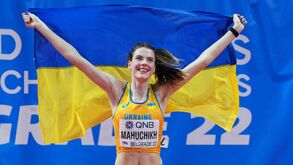 Yaroslava Mahuchikh ergue bandeira ucraniana ao vencer salto em altura no Mundial