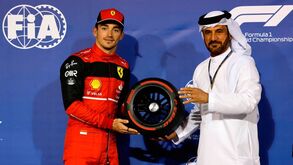 Charles Leclerc garante 'pole' no Bahrain em qualificação com muitas surpresas