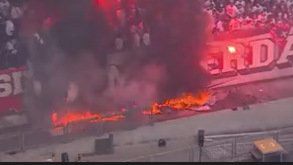 Incrível: Clássico entre Ajax e Feyenoord pegou fogo (literalmente!) nas bancadas