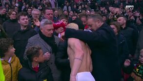 O momento em que adepto do Ajax 'rouba' camisola a Antony perante várias crianças