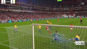 Passe de Gilberto e Gonçalo Ramos a aumentar a vantagem do Benfica diante do Estoril