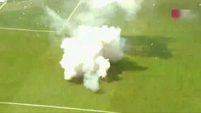 Surreal: adeptos lançam granadas para relvado antes de clássico na Argentina