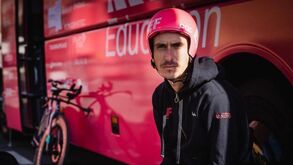 Lachlan Morton pedala 1.063 quilómetros para angariar 180 mil euros para apoiar ucranianos