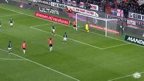 Carlos Vinícius iniciou a jogada, marcou e colocou um ponto final na goleada do PSV ao Sittard