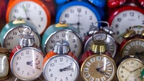 Relógios adiantam uma hora na madrugada de domingo