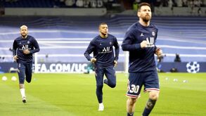 Caos no balneário do PSG: jogadores dividem-se em grupos e mostram 