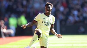 Arsenal quer renovar contrato de Bukayo Saka e planeia... quadruplicar-lhe o salário