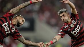 Homem golpeado na cabeça pela mulher por querer dar o nome 'Gabriel De Arrascaeta' ao filho