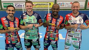 Haverá uma camisola com mais patrocínios do que esta?