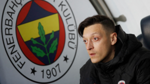 Fenerbahçe anuncia afastamento de Mesut Özil do plantel
