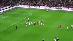 Adepto invade relvado, tira selfie com João Félix e acaba a fugir... em sprint
