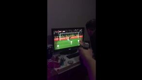 Adepto turco dá tiro na televisão após penálti falhado por Burak Yilmaz