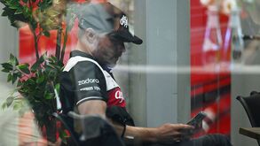 BBC Sport diz que pilotos foram pressionados com possíveis consequências caso falhassem corrida