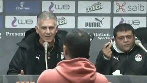 Carlos Queiroz faz pergunta aos jornalistas egípcios e acaba aplaudido