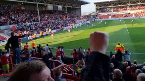 Aos 63' perdiam por 5-2 e acabaram a ganhar por 6-5: a festa do golo decisivo aos 90'+8 diz tudo