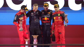 Verstappen conquista GP da Arábia Saudita após luta titânica com Leclerc até ao final