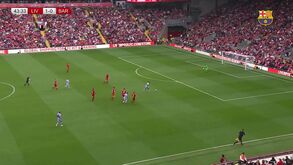 Lendas de Barcelona e Liverpool dão show em Anfield