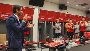 Rui Costa juntou-se a jogadores e equipa técnica do Benfica e celebrou os 50 anos no balneário