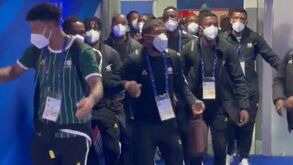 Jogadores da África do Sul seguiram para o balneário antes do jogo com França... a dançar