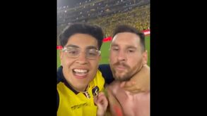 Adepto faz sprint 'desenfreado' para tirar selfie com Messi: argentino não gostou e até aconselhou calma