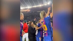 Jogadoras do Barcelona festejaram com a claque após a noite histórica em Camp Nou
