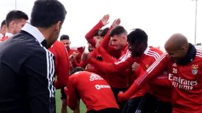 Lázaro recebe prendas de aniversário no treino do Benfica... em 'calduços'