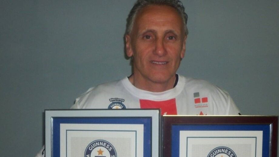 A carreira mais longa do futebol: Robert Carmona tem quase 60 anos e 45 de percurso