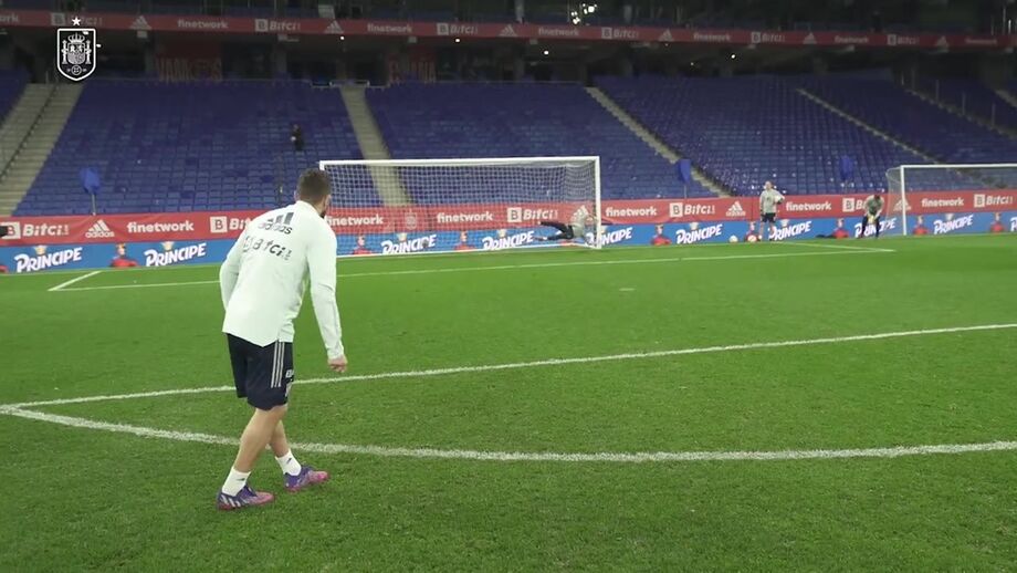 Pedri, Koke, Rodri e Sarabia deram 'aula' de como bater livres diretos no treino da seleção espanhola