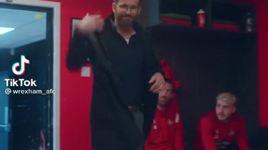 Deadpool... perdão, Ryan Reynolds, brilha no futebol e no TikTok