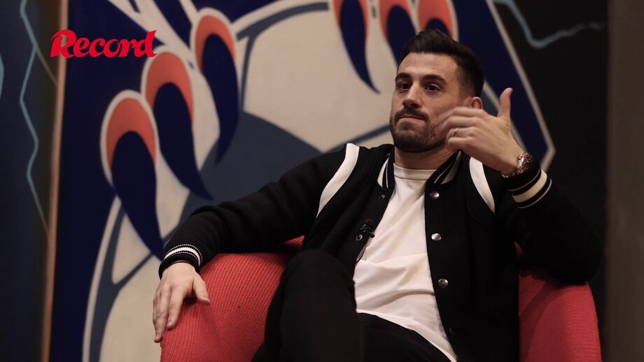 Em entrevista a Record, jogador emprestado pelo Benfica ao Basaksehir defende-se das acusações