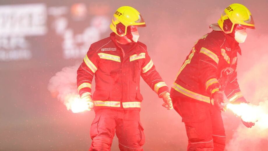 A opinião do treinador do Benfica à conduta de Fábio Veríssimo no momento em que o jogo foi interrompido por lançamento de tochas para o relvado