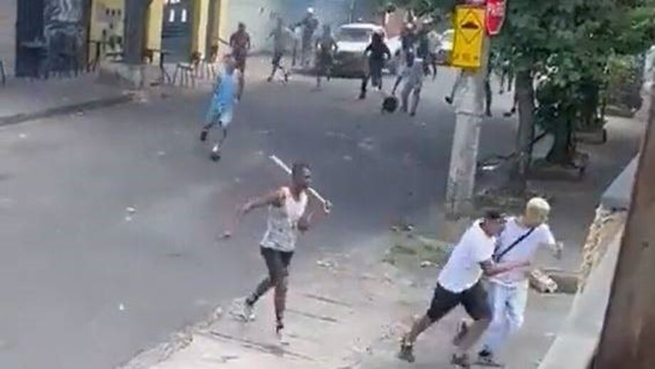 Desacatos entre apoiantes do Cruzeiro e do Atlético Mineiro à margem do jogo que opôs os dois rivais históricos do futebol brasileiro