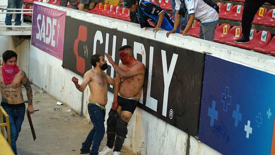 Agressões, que provocaram pelo menos 22 feridos, tiveram início nas bancadas e estenderam-se para fora do estádio