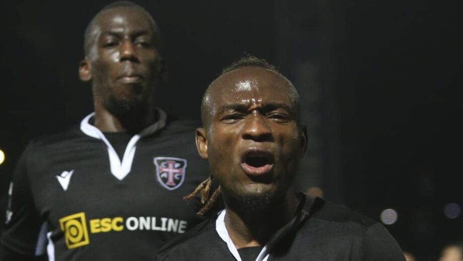 Godwin (ao centro) bisou e Antoine (à esquerda) abriu o ativo