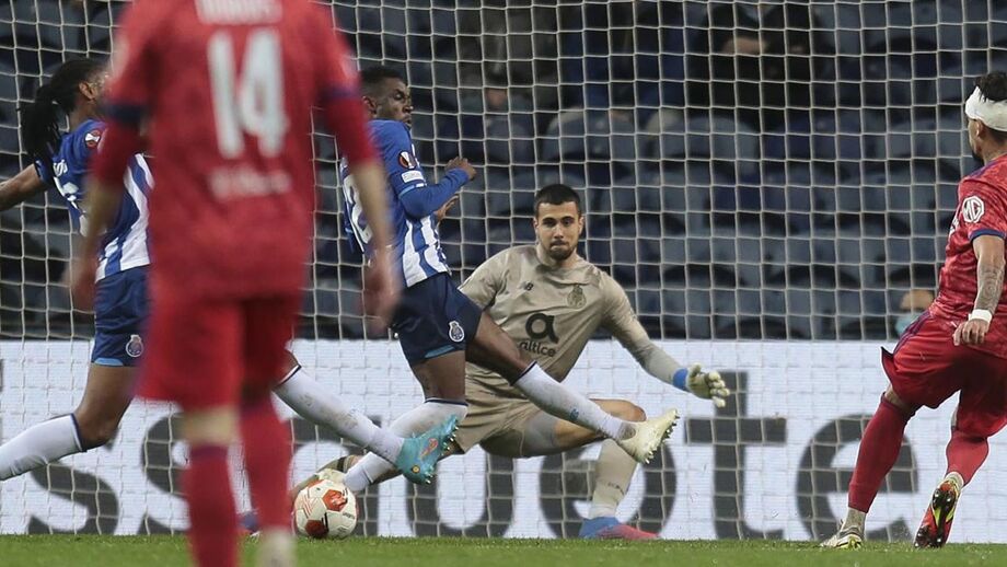 Lançado em profundidade, Toko-Ekambi aproveita amá abordagem de Mbemba ao lance e consegue colocar a bola em Dembelé que,  por sua vez, posto em jogo por Rúben Semedo, serviu Paquetá de forma perfeita para um remate rasteiro, cruzado e indefensável para Diogo Costa.
