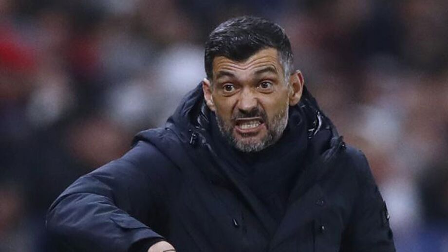 Ambiente quente no relvado após o apito final