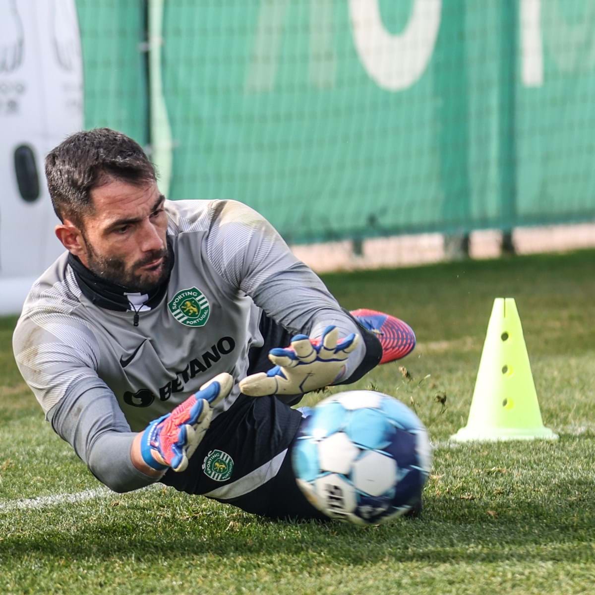 Adán revela qual o jogador que lhe deu mais problemas na hora de defender  remates - Sporting - Jornal Record