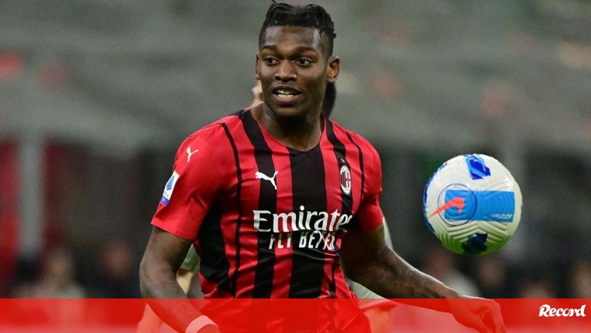 SIC Notícias - Nos campos de futebol é Rafael Leão, jogador do AC Milan e  da seleção portuguesa, no mundo das 'rimas e batidas' é Way 45, que edita  na sexta-feira o