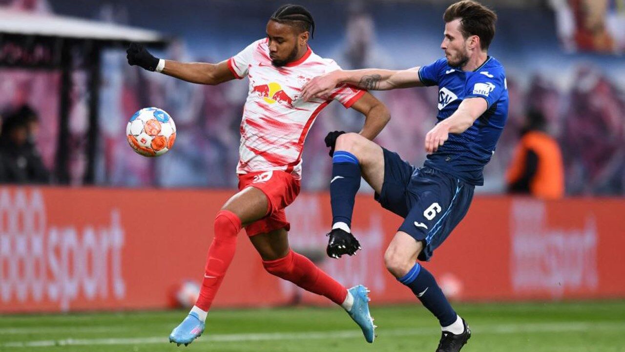 Nkunku (à esquerda) liderou ataque do RB Leipzig e marcou