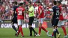Benfica pediu penálti neste lance diante do Famalicão, árbitro e VAR mandaram seguir