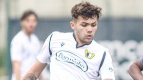 De candidato a Golden Boy ao tráfico de armas: Ex-Famalicão preso... mas autorizado a jogar