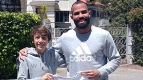 Sandro ofereceu camisola a jovem adepto do Estoril