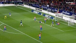 João Félix tentou assistir Matheus Cunha mas acabou a bisar: o segundo golo do português ao Alavés
