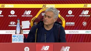 Mourinho adivinha segunda pergunta da conferência e até a entrega num papel ao jornalista