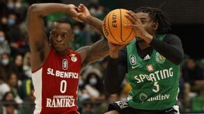 Benfica vence Sporting e isola-se na liderança do Campeonato