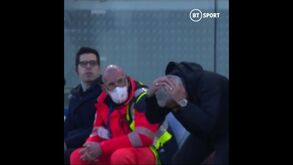 Mourinho levantou-se de rompante para protestar e acabou a bater com a cabeça no banco