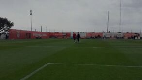 Nélson Veríssimo muito interventivo no treino do Benfica