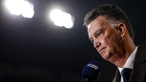Universo do futebol solidário com Louis Van Gaal